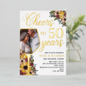 Wijn Glas Proost op 50 Jaar Huwelijksjubileum Folie Uitnodiging (Staand Voorkant)