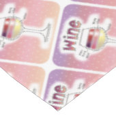 WIJN, MEER WIJN, ZELFS MEER WIJN TAFELKLEED (Gekanteld)