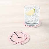 Wijn op een klok ergens ronde kartonnen onderzetter (Insitu)