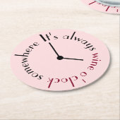 Wijn op een klok ergens ronde kartonnen onderzetter (Gebogen)