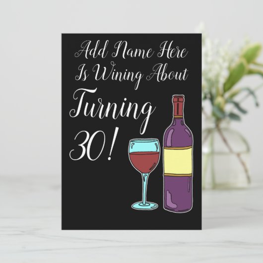 Wijn over 30e verjaardag Grappig Uitnodigen Kaart (Staand voorkant)