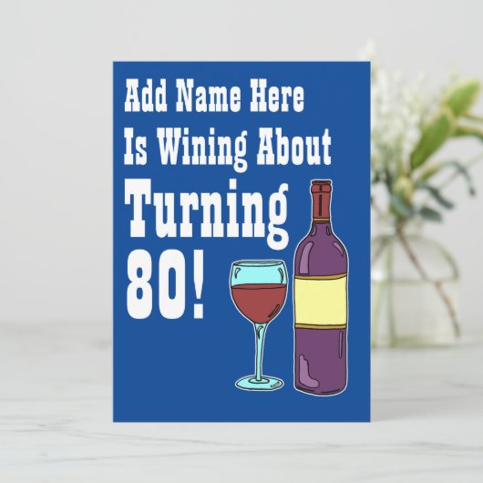 Wijn over 80e verjaardag Grappig Uitnodigen Kaart (Staand voorkant)