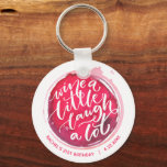 Wijn Sleutelhanger<br><div class="desc">Ronde sleutelhanger bevat een leuke tekst "Wine a Little Laugh A Lot" op een rode wijnvlek - die is gepersonaliseerd met informatie van je partij. Sleutelhangers maken gedenkwaardige cadeaus voor familie en vrienden of voor jezelf creëer.</div>