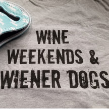 Wijn Weekends en Wiener Dogs Bella Canvas Shirt