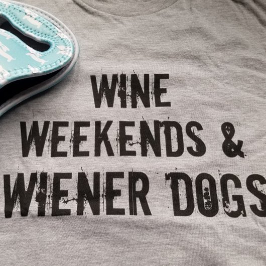 Wijn Weekends en Wiener Dogs Bella Canvas Shirt