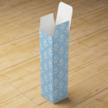 Wijndoos Wijn<br><div class="desc">Deze wijngeschenkdoos is afgebeeld in een elegante blauw-witte damast print. Pas dit vak aan of koop het op de huidige manier.</div>
