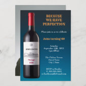 Wijnfles omdat we een perfecte uitnodiging hebben (Voorkant / Achterkant)