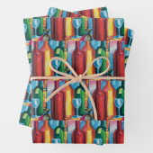 Wijnflesje met kunstkleurrijke moderne wapeling inpakpapier vel (In situ)