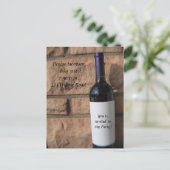 Wijnflesje met Paarse partij Uitnodiging Briefkaart (Staand voorkant)