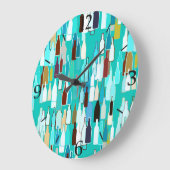 Wijnflessen, meerkleurige flessen, achtergrond tur grote klok (Hoek)