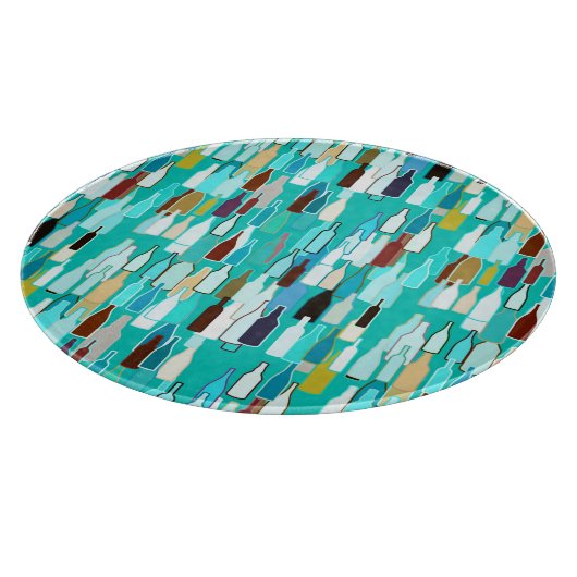 Wijnflessen, meerkleurige flessen, achtergrond tur snijplank (Hoek)