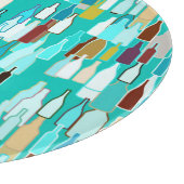 Wijnflessen, meerkleurige flessen, achtergrond tur snijplank (Hoek)