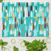 Wijnflessen, meerkleurige flessen, achtergrond tur theedoek (Gevouwen)