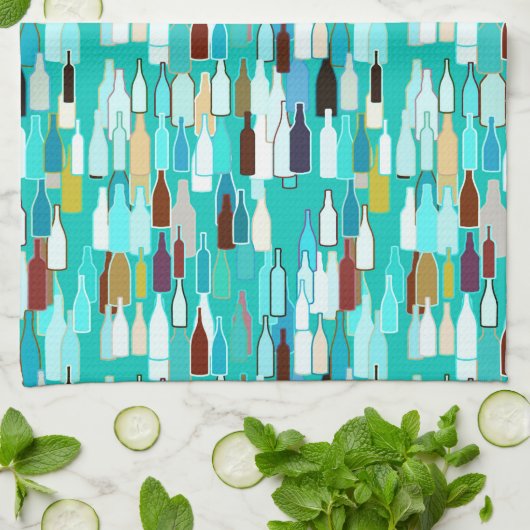 Wijnflessen, meerkleurige flessen, achtergrond tur theedoek (Gevouwen)