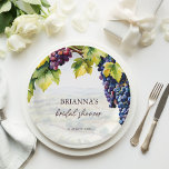 Wijngaard wijnmakerij zomer vrijgezellenfeest bedr papieren bordje<br><div class="desc">Wijngaard wijnmakerij zomertuin vrijgezellenfeest monogram bedrukt papier borden sjabloon gepersonaliseerd servies wijngaard wijn thema vrijgezellenfeest tafeldecoraties trossen druiven en wijngaarden zomerwijnmakerij vrijgezellenfeest thema</div>