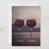Wijnglas in zonsondergang op een meer kaart (Achterkant)