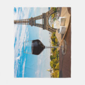 Wijnglas met brieskaas op Eiffeltoren Fleece Deken (Voorkant)