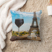 Wijnglas met brieskaas op Eiffeltoren Kussen (Deken)