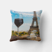 Wijnglas met brieskaas op Eiffeltoren Kussen (Achterkant)