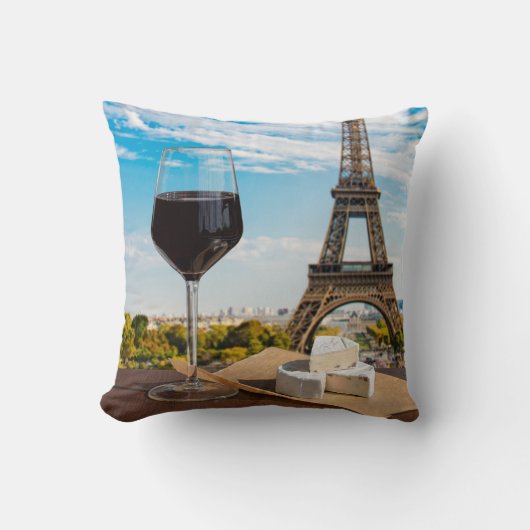 Wijnglas met brieskaas op Eiffeltoren Kussen (Voorkant)