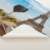 Wijnglas met brieskaas op Eiffeltoren Sherpa Deken (3/4)