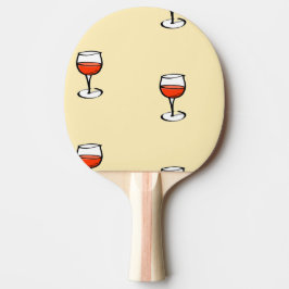 Wijnglas op sinaasappel tafeltennisbatje