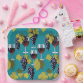 Wijnglazen met druiven op Blauwgroen achtergrond Papieren Bordje (Feest)