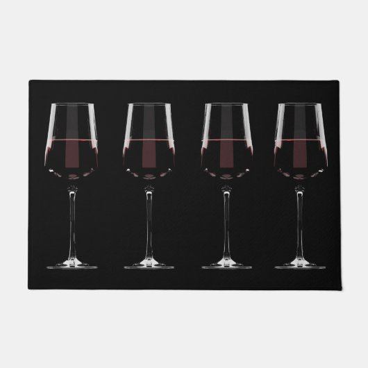 Wijnglazen met rode wijn op zwart deurmat (Voorkant)