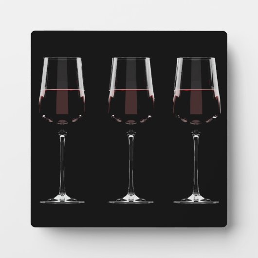 Wijnglazen met rode wijn op zwart fotoplaat (Voorkant)