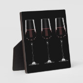 Wijnglazen met rode wijn op zwart fotoplaat (Voorkant)