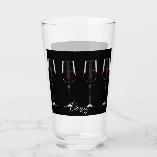 Wijnglazen met rode wijn op zwart glas