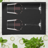 Wijnglazen met rode wijn op zwart theedoek (Gevouwen)