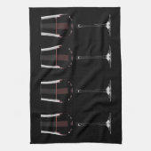 Wijnglazen met rode wijn op zwart theedoek (Verticaal)