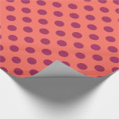 Wijnrode stippen en levende koraalpolka cadeaupapier (Hoek)