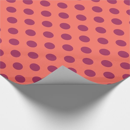 Wijnrode stippen en levende koraalpolka cadeaupapier (Hoek)