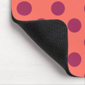 Wijnrode stippen en levende koraalpolka muismat (Hoek)