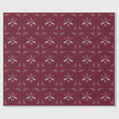 Wijnrood monogram en pijlen cadeaupapier (Vlak)