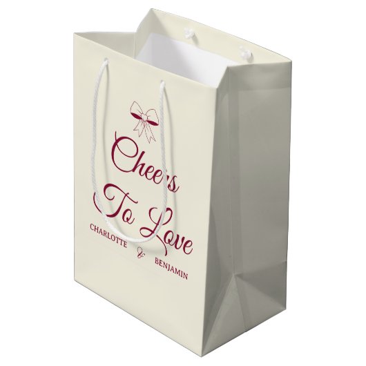 Wijnrood Script Ivoor Strik Bruiloft Proost op de Medium Cadeauzakje (Achterkant Gekanteld)
