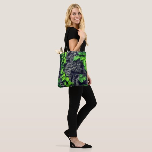 Wijnstok en boomschors rustieke natuur tote bag (Op model)