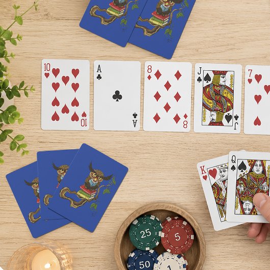 Wijsblauwe lieve bruine lezende uil met boeken pokerkaarten