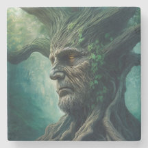 Wijze gezicht in oude boom mystiek bos