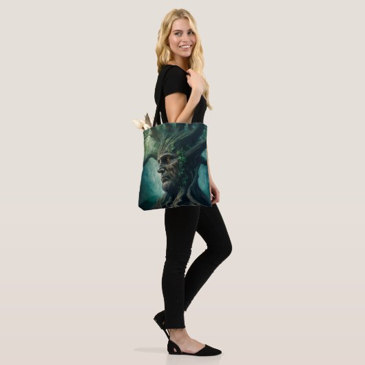 Wijze gezicht in oude boom mystiek bos tote bag (Op model)