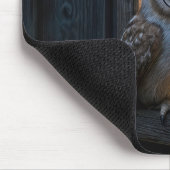 Wijze oude uil in schuur raam muismat (Hoek)