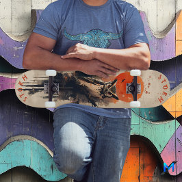 Wijze uil onder vurige maan, retro wildernis persoonlijk skateboard