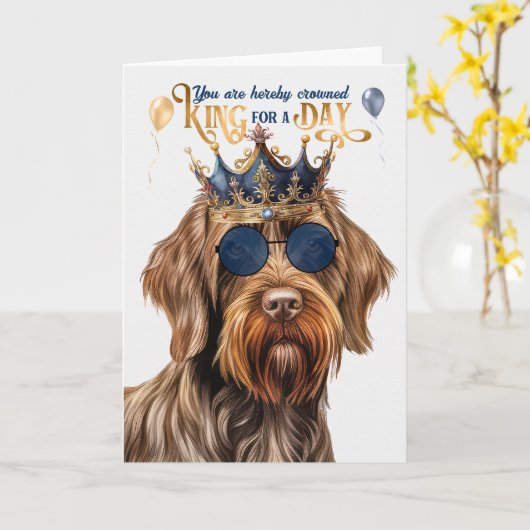 Wijzend Griffon Dog King voor een Dag Grappige Ver Kaart (Gele Bloem)