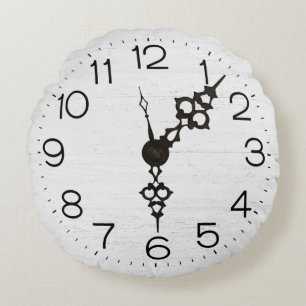 wijzerplaat op witgekalkt hout rond kussen