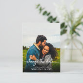 Wijzig de datum bruiloft uitgesteld elegant script briefkaart (Staand voorkant)