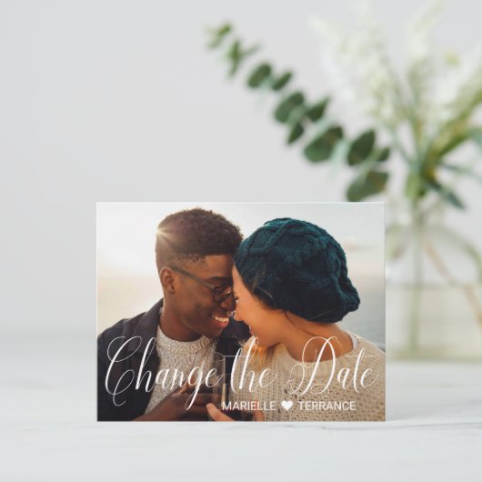 Wijzig de datum Foto Wit Script Bruiloft Briefkaart (Staand voorkant)