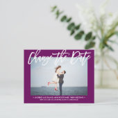 WIJZIG DE DATUM Moderne Paarse kalligrafie foto Aankondigingskaart (Staand voorkant)