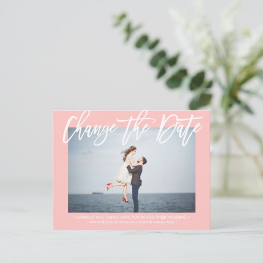 WIJZIG DE DATUM Moderne ROZE kalligrafie foto Aankondigingskaart (Staand voorkant)